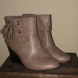 Madden girl : Taupe colored bootie.